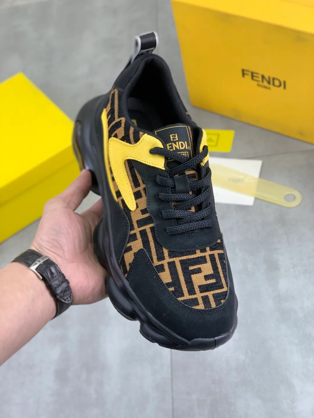 Men's men's shoes P440 new (FENDI Fendi) classic and most popular little monster style, loafers, slip-on casual shoes! Compared with the old models, they are more fashionable and eye-catching, making the already funny shoes more vivid. Like a hedgehog, do you have a little monster this year? A must-have for fashionistas! Upper: Made of high-grade cow suede, sheepskin lining, the highest version on the market, and an online outsole! 38-44 4️⃣colors available